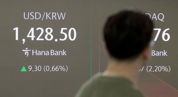 ▲ 9일 서울 중구 하나은행 딜링룸에서 직원들이 업무를 보고있다. 사진=뉴시스