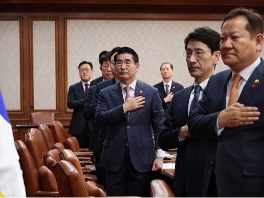 ▲ 이상민 행정안전부 장관, 김용현 국방부 장관 및 국무위원들이 3일 오전 서울 종로구 정부서울청사에서 세종-서울 영상으로 열린 국무회의에 참석해 국민의례를 하고 있다. 사진=뉴시스