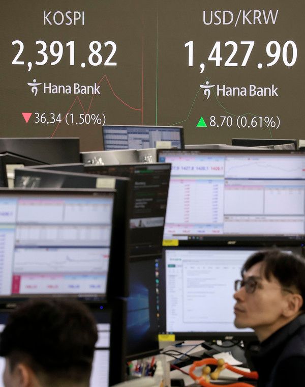 ▲ 9일 서울 중구 하나은행 딜링룸에서 직원들이 업무를 보고있다. 사진=뉴시스