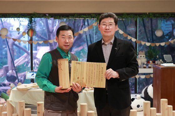 ▲ 8일 이상일 용인특례시장(오른쪽)이 애버랜드 판다 월드를 방문해 중국으로 반환 예정인 푸바오에게 '특례명예시민' 증서를 전달했다. 해당 증서는 푸바오 할아버지인 강철원 사육사(왼쪽)가 대신 수령했다. 사진=용인특례시