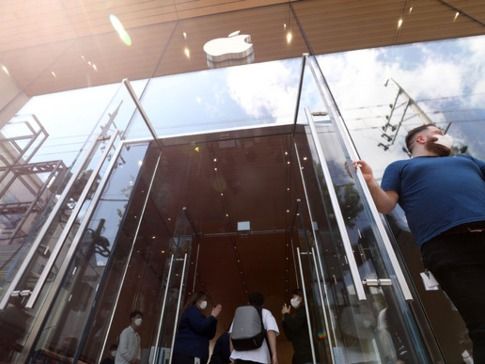 ▲ 서울 강남구 애플스토어 가로수길점에서 직원들이 손님들을 환영하고 있다. 사진=뉴시스