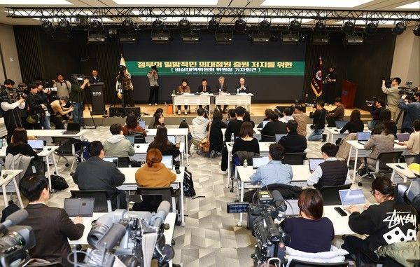 ▲ 김택우 대한의사협회 비상대책위원회 위원장 겸 투쟁위원장이 14일 오후 서울 용산구 대한의사협회에서 열린 '정부의 일방적인 의대정원 증원 저지를 위한 비상대책위원회 위원장 기자회견'에서 취지발언을 하고있다. 사진=뉴시스