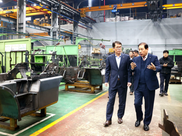 ▲ 지난 20일 김성태 IBK기업은행장(왼쪽)이 남동국가산업단지에 위치한 우진이엔지를 방문해 서정범 대표(오른쪽)로부터 작업공정에 관한 설명을 듣고 있다. 사진=IBK기업은행
