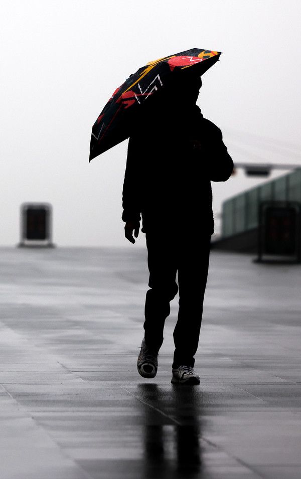 ▲ 눈이 녹아 비나 물이 된다는 절기 '우수'(雨水)이자 오전 한때 비가 내린 19일 서울 종로구 광화문광장에서 우산을 쓴 시민이 길을 걷고 있다. 2024.02.19. 사진=뉴시스