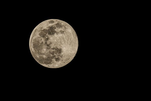 ▲ 정월대보름인 지난해 2월 5일 오후 서울 시내 상공에 보름달이 떠있다. 2023.02.05. 사진=뉴시스