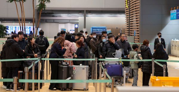 ▲ 올해 일본을 찾는 한국인 관광객이 1000만명에 달할 것으로 예측된다. 이는 일본정부가 추계한 수치로, 역대 최대규모다. 지난 1월 일본을 찾은 외국인 관광객 수는 268만8100명으로 지난해 동월과 비교해 79.5% 증가했다. 이중 가장 많은 관광객 수를 기록한 국가 및 지역은 '한국'으로 85만7000명이 일본을 찾았다. 전년 대비 51.6% 늘어났다. 23일 인천국제공항 출국장에서 여행객들이 출국을 위해 줄 서 있다. 2024.02.23. 사진=뉴시스