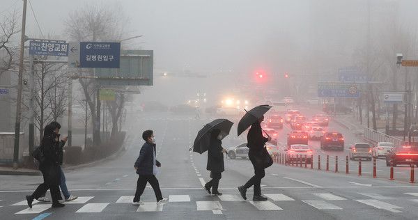 ▲ 눈이 녹아 비가 된다는 '우수(雨水)'인 19일 오전 인천 남동구 시내 일대가 짙은 안개로 덮여 있다. 2024.02.19. 사진=뉴시스