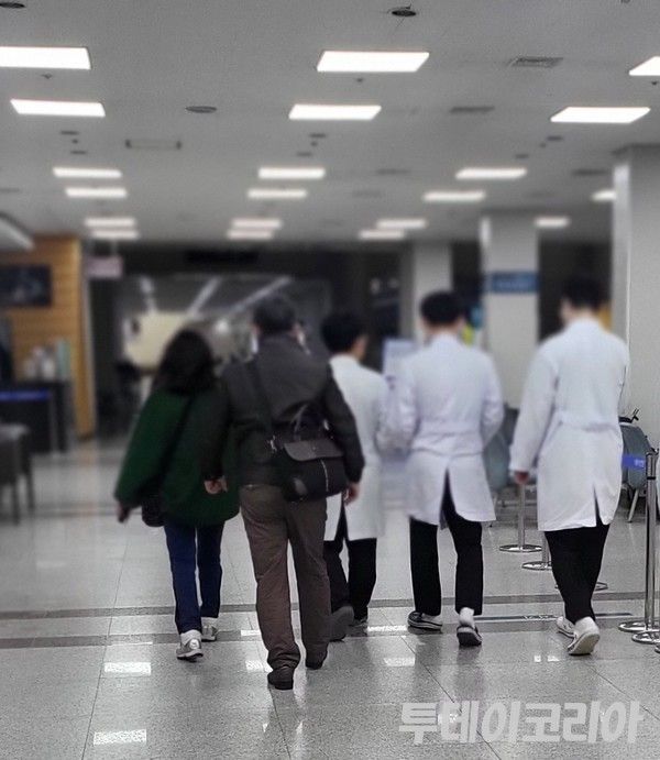 ▲ 23일 오후 서울 송파구 아산병원에서 의료진들이 분주하게 이동하고 있다. 사진=투데이코리아