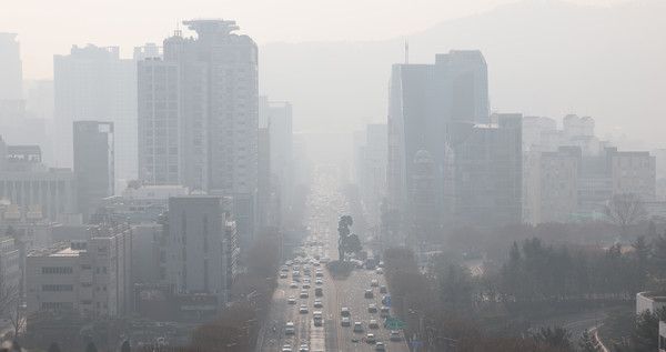 ▲ 서울에 초미세먼지 주의보가 발령된 1일 오전 서울 서초구 서초역 반포대로 일대가 뿌옇다. 2024.02.01. 사진=뉴시스