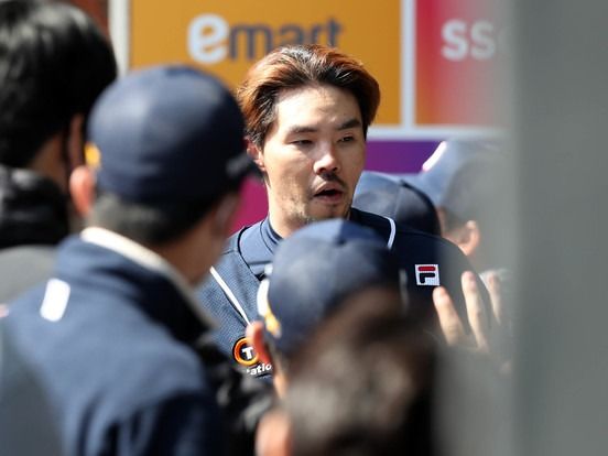 ▲ 27일 오후 인천SSG랜더스필드에서 열린 2022 KBO리그 두산 베어스와 SSG 랜더스의 시범경기, 5회초 2사 1,2루 두산 허경민의 안타 때 2루주자 오재원이 득점을 올리고 동료들과 하이파이브 하고 있다. 2022.03.27. 사진=뉴시스