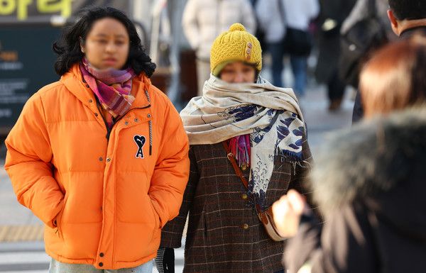 ▲ 서울의 아침 기온이 영하권으로 떨어지며 쌀쌀한 날씨를 보인 8일 오전 서울 종로구 세종대로 사거리에서 두꺼운 외투를 입은 시민들이 발걸음을 옮기고 있다. 사진=뉴시스