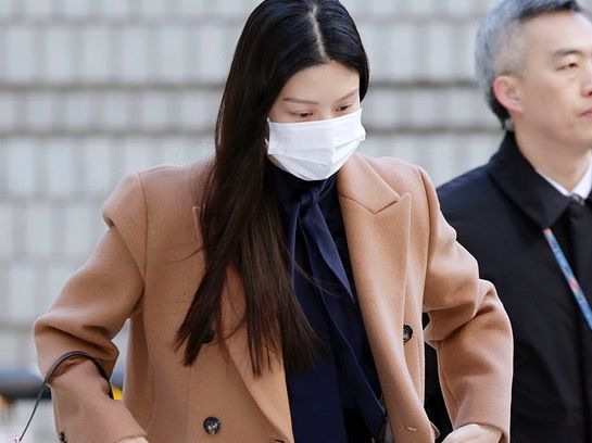 ▲ 조민 씨가 26일 서울 서초구 서울중앙지방법원에서 열린 입시 비리 혐의 공판에 출석하고 있다. 사진=뉴시스