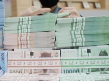 ▲ (본 기사와 무관한 사진) 전주시 양우신협 본점에서 직원들이 세뱃돈 교환에 사용할 신권을 정리하고 있다. 사진=뉴시스