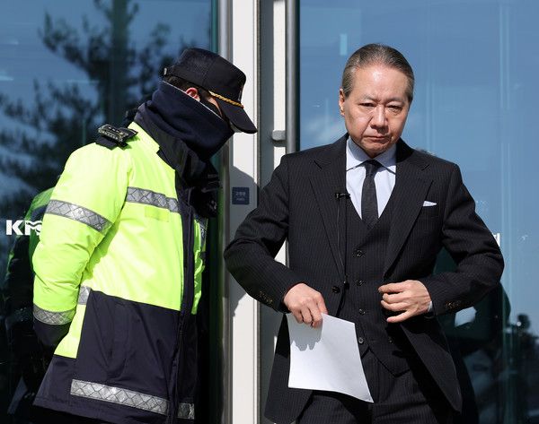 ▲ 주수호 대한의사협회 비상대책위원회 언론홍보위원장이 1일 오후 서울 용산구 대한의사협회 회관 앞에서 경찰의 압수수색 관련 입장을 밝히기 위해 건물 밖으로 나오고 있다. 사진=뉴시스