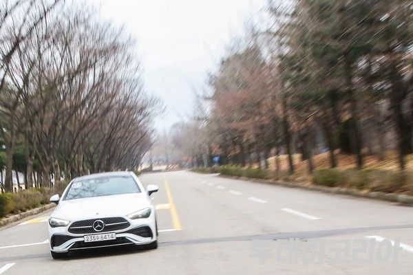 ▲ 메르세데스 벤츠코리아가 공개한 ‘디 올-뉴 CLE 쿠페’가 28일 서울 일대를 주행하고 있다. 2024.02.28. 사진=안현준 기자