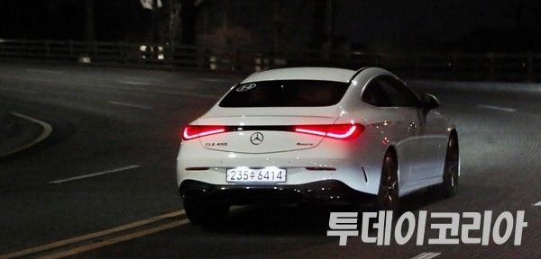 ▲ 메르세데스 벤츠코리아가 공개한 ‘디 올-뉴 CLE 쿠페’기 28일 서울 일대를 주행하고 있다. 사진은 CLE 후면 모습. 2024.02.28. 사진=안현준 기자