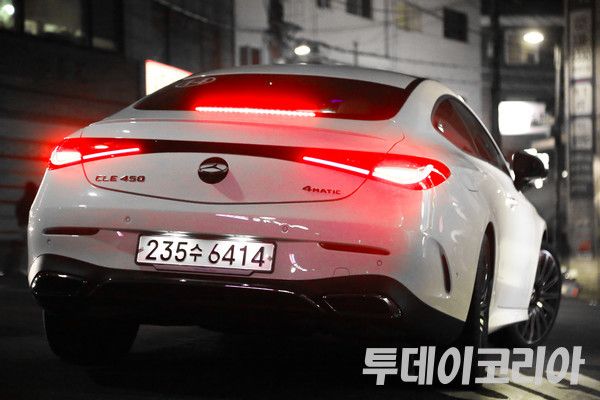 ▲ 메르세데스 벤츠코리아가 공개한 ‘디 올-뉴 CLE 쿠페’가 28일 서울 일대를 주행하고 있다. 사진은 CLE 후면 모습. 2024.02.28. 사진=안현준 기자