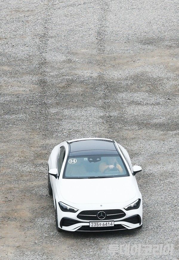 ▲ 메르세데스 벤츠코리아가 공개한 ‘디 올-뉴 CLE 쿠페’가 28일 서울 일대를 주행하고 있다. 2024.02.28. 사진=안현준 기자