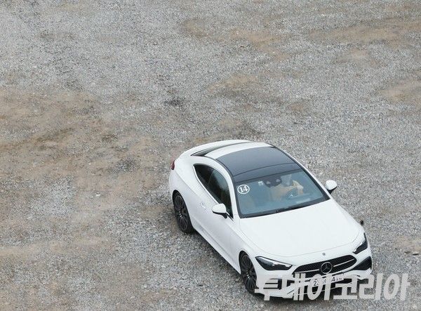 ▲ 메르세데스 벤츠코리아가 공개한 ‘디 올-뉴 CLE 쿠페’가 28일 서울 일대를 주행하고 있다. 2024.02.28. 사진=안현준 기자