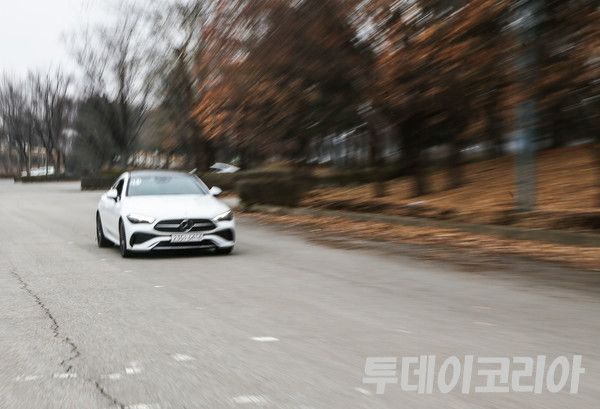 ▲ 메르세데스 벤츠코리아가 공개한 ‘디 올-뉴 CLE 쿠페’가 28일 서울 일대를 주행하고 있다. 2024.02.28. 사진=안현준 기자