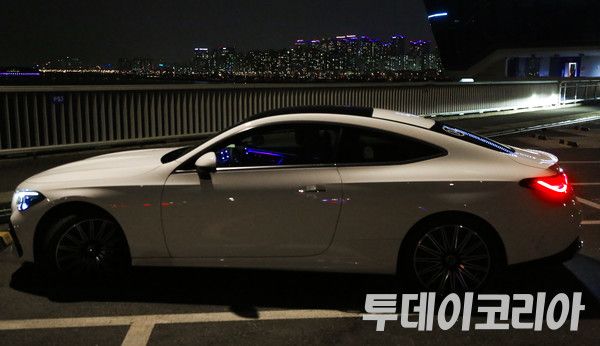 ▲ 28일 서울 소재 한 한강공원에 메르세데스 벤츠코리아가 공개한 ‘디 올-뉴 CLE 쿠페’가 주차해있다. 2024.02.28 사진=김준혁 기자