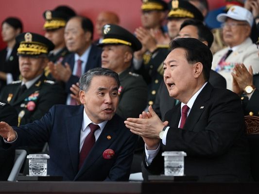 ▲ 윤석열 대통령이 26일 경기도 성남 서울공항에서 열린 건군 제75주년 국군의 날 기념식에서 이종섭 국방부 장관과 대화하고 있다. 사진=뉴시스