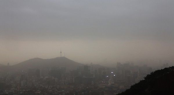 ▲ 전국에 황사가 덮친 29일 오전 서울 종로구 북악산에서 바라본 누런 서울 도심 위로 비구름이 드리우고 있다. 2024.03.29. 사진=뉴시스