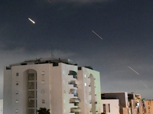 ▲ ▲ 이스라엘 중부에서 14일 이란이 이스라엘을 향해 발사한 미사일을 요격하기 위해 아이언돔 방공시스템이 발사되고 있다. 사진=AP/뉴시스]