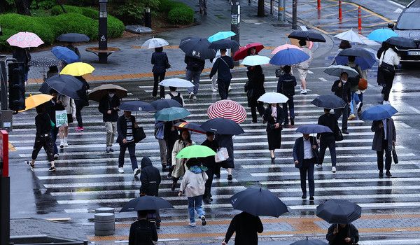 ▲ 비가 내리는 24일 오전 서울 용산역 인근에서 시민들이 우산을 쓰고 출근길에 나서고 있다. 2024.04.24. 사진=뉴시스