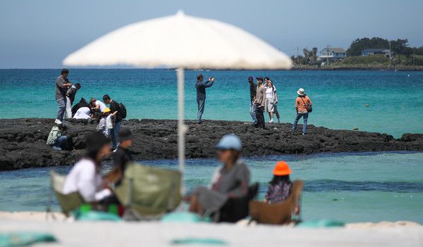 ▲ 맑은 날씨를 보인 25일 오후 제주시 한림읍 협재해수욕장을 찾은 관광객들이 시원한 바닷바람을 쐬며 즐거운 시간을 보내고 있다. 사진=뉴시스