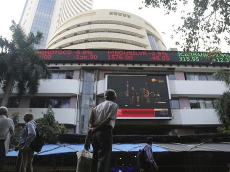 ▲ 한 남성이 인도 뭄바이에 위치한 봄베이 증권거래소(BSE)빌딩의 전면에 설치된 인도 주식시장 지수 전광판을 보고 있다. 사진=뉴시스