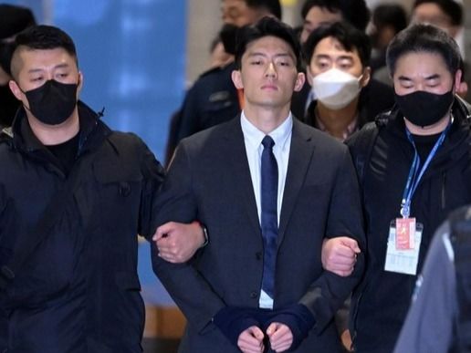 ▲ 전직 대통령 전두환 씨 일가에 대한 폭로성 발언을 이어온 손자 전우원 씨가 28일 인천국제공항을 통해 귀국해 경찰에 체포된 후 출국장을 나서고 있다. 사진=공동취재사진