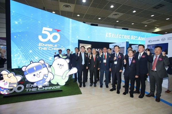 ▲ ‘코리아스마트그리드엑스포(KSGE) 2024’ LS일렉트릭 부스를 방문한 최남호 산업부 2차관, 김동철 한국전력공사 사장, 구자균 LS일렉트릭 회장. 사진=LS일렉트릭