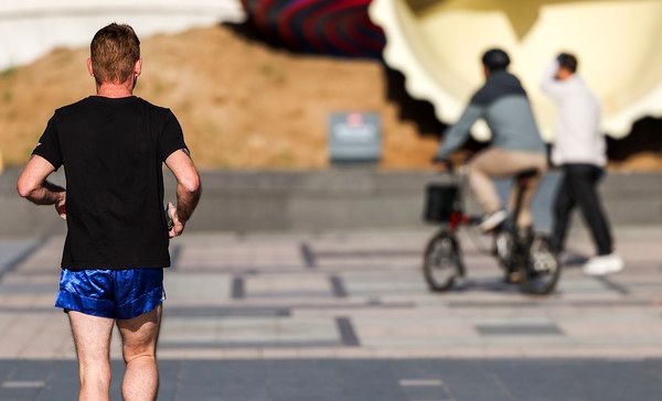 ▲ 포근한 봄 날씨가 예보된 9일 서울 종로구 세종대로에서 가벼운 옷차림을 한 외국인이 운동을 하고 있다. 사진=뉴시스