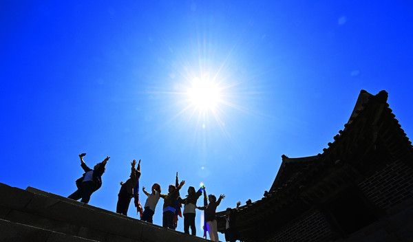 ▲ 맑은 날씨를 보인 8일 경기도 수원시 팔달구 세계문화유산 수원화성 창룡문에서 산책 나온 시민들이 따스한 봄 햇살을 받으며 추억을 남기고 있다. 2024.05.08. 사진=뉴시스