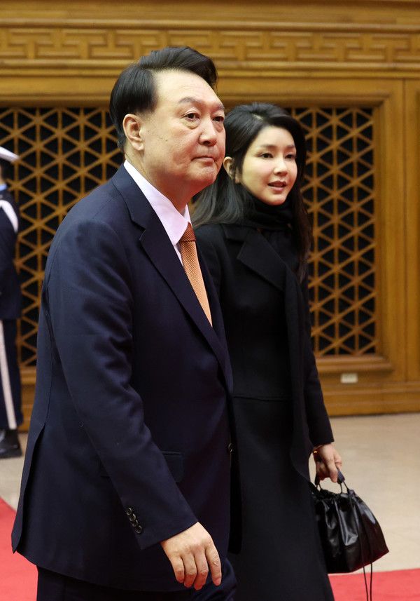 ▲ 네덜란드 국빈 방문 일정을 마치고 귀국한 윤석열 대통령과 부인 김건희 여사가 15일 성남 서울공항에 도착해 이동하고 있다. 2023.12.15. 사진=뉴시스