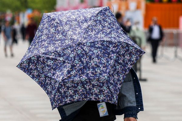 ▲ 초여름 날씨를 보인 29일 종로구 광화문 광장을 찾은 시민이 양산으로 머리를 가린 채 이동하고 있다. 사진=뉴시스