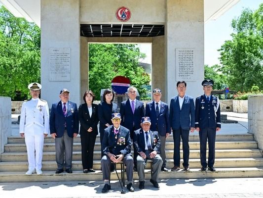 ▲ 튀르키예를 방문한 서울시의회대표단이 한국전쟁 참전 기념탑을 방문했다. 사진=서울시의회