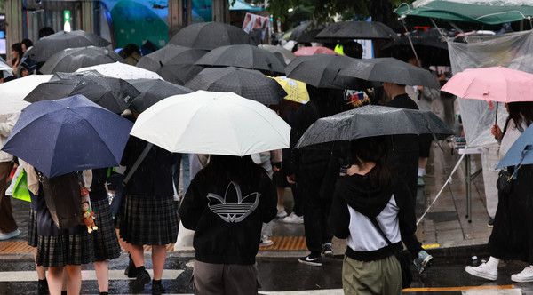 ▲ 비가 내린 15일 오후 서울 마포구 홍대입구역 인근에서 시민들이 우산을 쓰고 걸어가고 있다. 사진=뉴시스