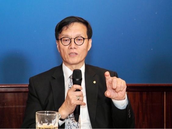 ▲ 이창용 한국은행 총재가 19일(현지시각) 미국 워싱턴DC에서 주요 20개국(G20) 재무장관·중앙은행총재 회의 참석을 계기로 특파원 간담회를 열고 취재진 질문에 답하고 있다. 사진=워싱턴공동취재단.