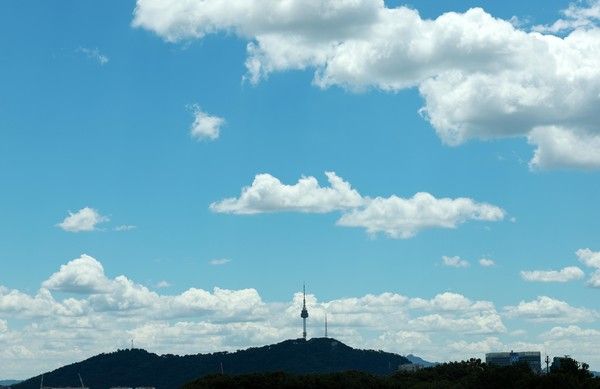 ▲ 28일 오후 서울 종로구 성균관대학교에서 바라본 하늘이 파랗게 보이고 있다. 2024.05.28. 사진=뉴시스