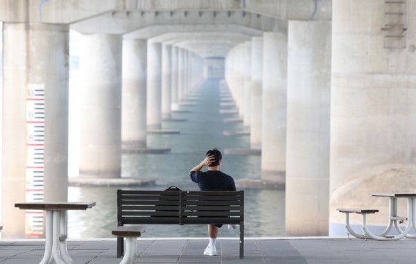 ▲ 더위가 이어진 30일 오후 서울 영등포구 여의도 한강공원 마포대교 아래에서 시민이 휴식을 취하고 있다. 사진=뉴시스