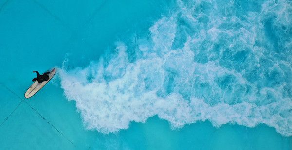 ▲ 초여름 날씨를 보인 28일 경기도 시흥시 거북섬 웨이브파크 인공서핑장에서 서퍼들이 파도를 타고 있다. 사진=뉴시스