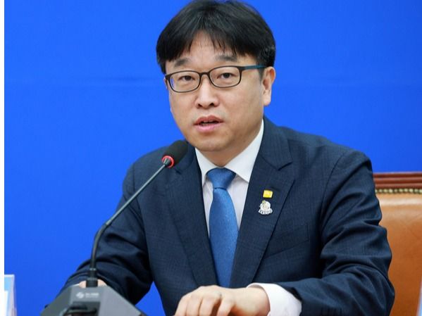 ▲ 19일 오전 서울 여의도 국회에서 열린 더불어민주당 23·24·25차 인재영입식에서 이용우 변호사가 발언하고 있다. 사진=뉴시스