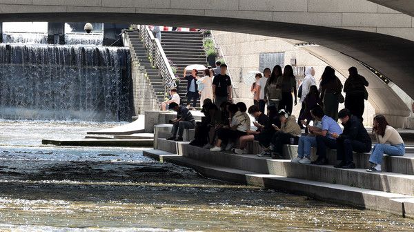 ▲ 초여름 날씨를 보인 8일 오후 서울 중구 청계천 모전교 아래에서 시민들이 더위를 식히고 있다. 2024.05.28. 사진=뉴시스