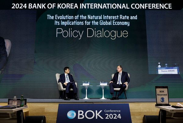 ▲ 30일 한국은행에서 열린 'BOK 국제컨퍼런스'에서 대화를 나누고 있는 이창용 한은 총재(왼쪽)와 토마스 요르단 스위스 중앙은행 총재 (오른쪽). 사진=뉴시스