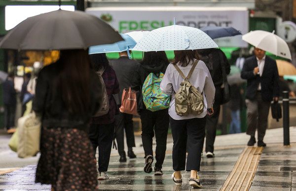 ▲ 비가 내린 7일 서울 중구 을지로입구역 인근에서 우산을 쓴 시민들이 이동하고 있다. 2024.05.07. 사진=뉴시스