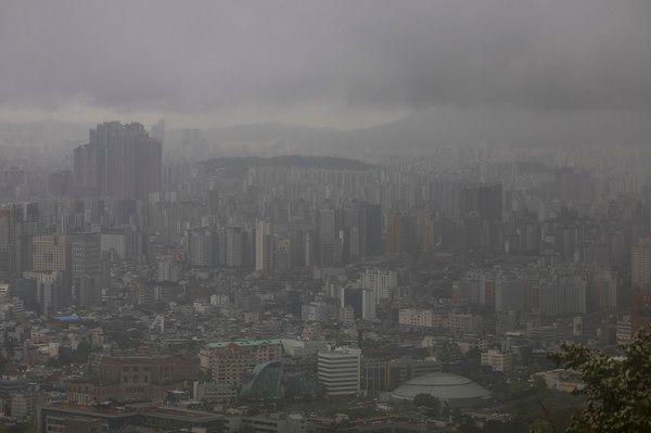 ▲ 비가 내린 24일 오전 서울 중구 남산에서 바라본 하늘에 비구름이 가득 껴 있다. 사진=뉴시스