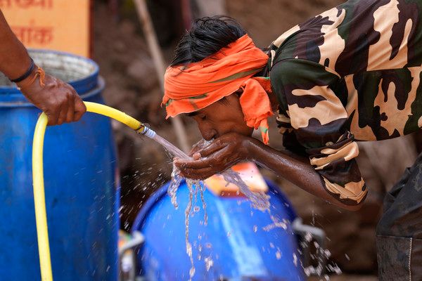 ▲ 27일(현지시각) 인도 우타르프라데시주 러크나우에서 한 남성이 호스에서 나오는 물을 받아 마시며 더위로 인한 갈증을 해소하고 있다. 인도의 낮 최고 기온이 50도에 육박하는 등 서아시아 지역에 기록적인 고온 현상이 나타나고 있다. 2024.05.28. 사진=뉴시스