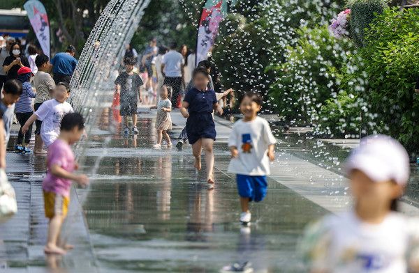 ▲ 낮 최고기온이 30도 안팎의 더위가 찾아온 9일 서울 종로구 광화문광장을 찾은 어린이들이 분수에서 더위를 식히며 즐거운 시간을 보내고 있다. 2024.06.09. 사진=뉴시스